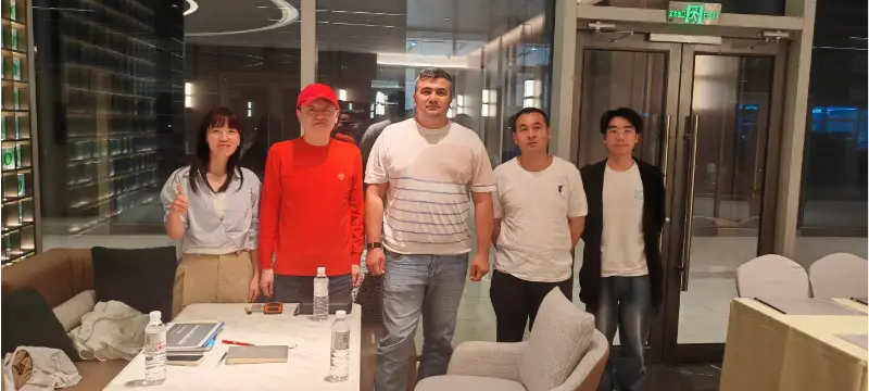 Liesa diskuterer forretninger med en centralasiatisk kunde